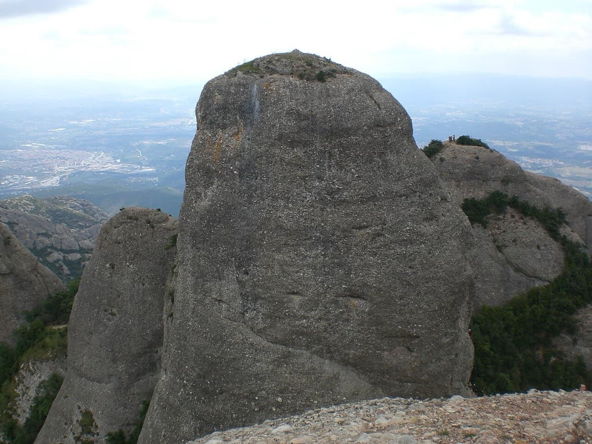 The Magdalena Superior seen from the summit of the neighbouring Gorra Frígia, i.e. the side of the tower that faces the Frígia; the col between the two, reached by the chained gully, is below the bottom edge of the picture.