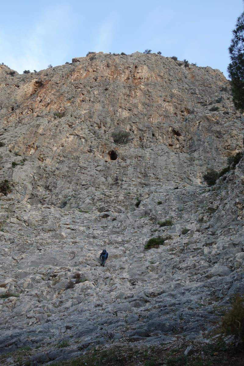 The stepped rock (grade II scrambling) that you climb from the end of the cairned path to reach the ledge where the routes start. The photo was taken for the neighbouring El Corazón que no Siente, which uses the same access.