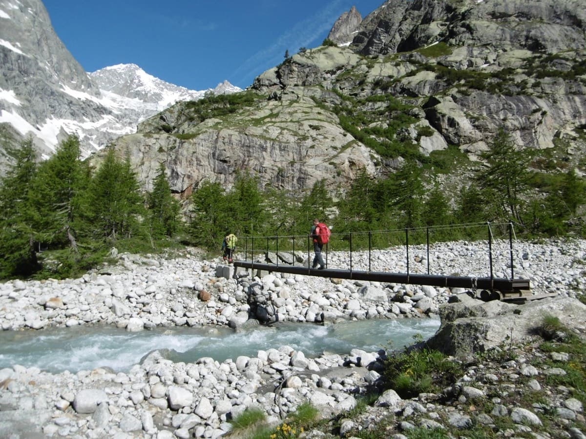 The footbridge over the torrent on the walk-in from Arnouva, photographed by a party heading for Barabba (June 2019).