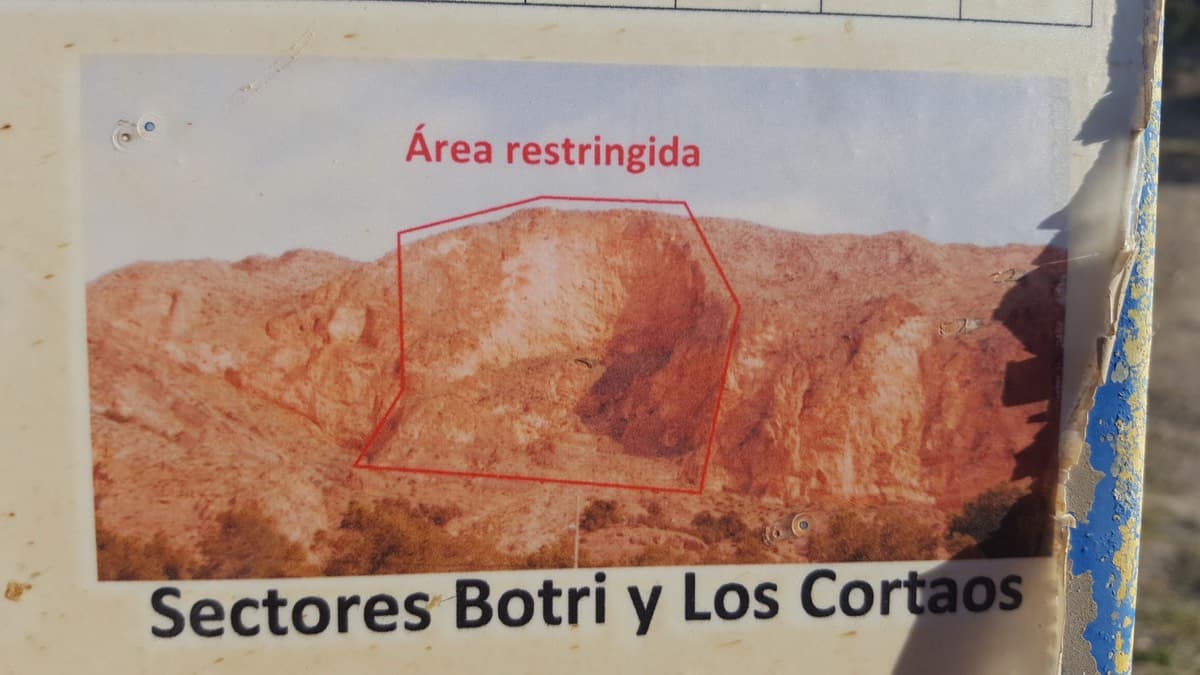 Detail of the same sign: the red outline marks the restricted part of the wall that holds the Botri and Los Cortaos sectors.