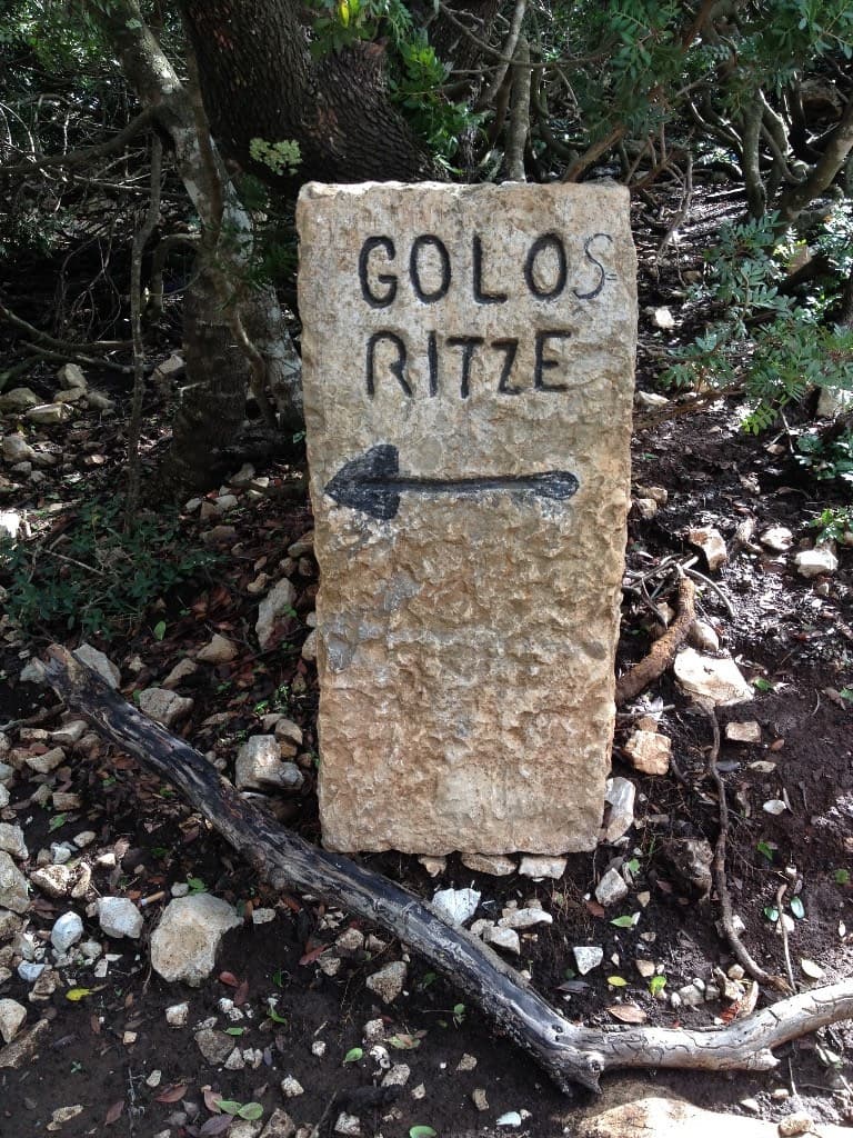 A stone marker with an arrow for Goloritzè on the walk down from Su Porteddu (photo from 2015).