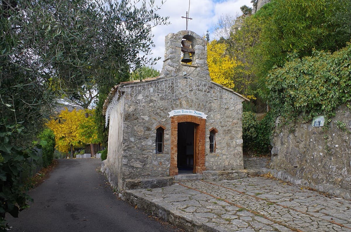 The chapel of Notre-Dame-des-Champs at the top of the village: the concrete path to the Baou starts behind it.