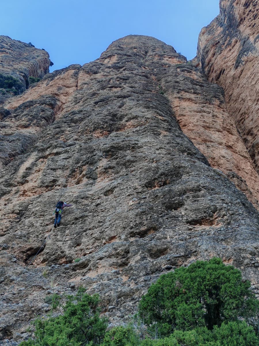 The foot of José Antonio Sanz: the photographer notes the route starts to the right of the climber already on the wall.