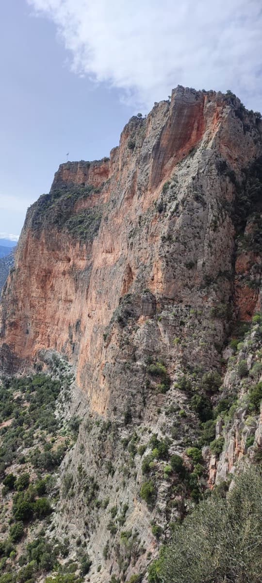 The pillar at the right end of Kokkinovrachos seen from the side, photographed by a party that climbed Kapi Reborn (March 2024).