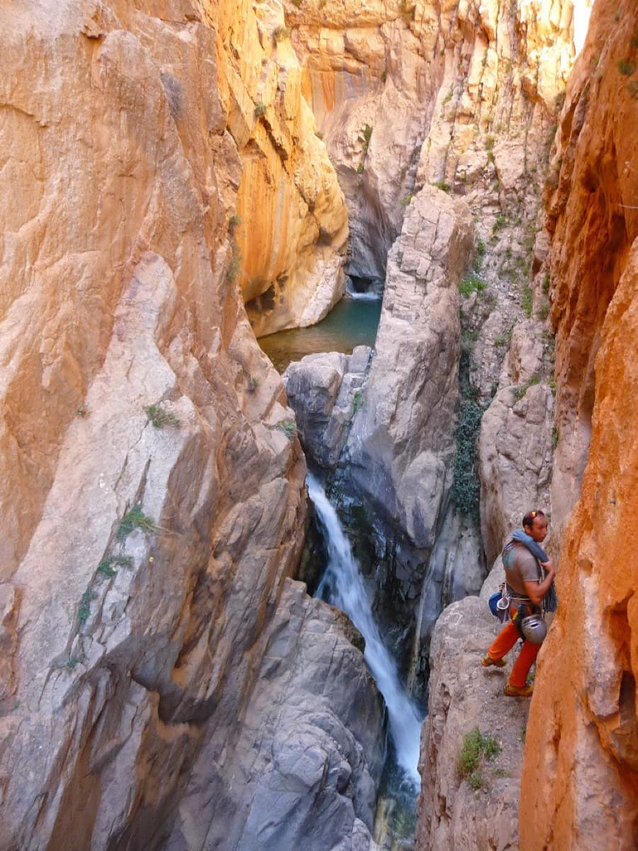 In the canyon between the Timrazine and the Taoujdad: the approach traverses ledges above the stream and its small waterfalls.