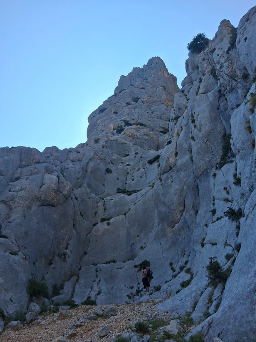The gully at the start of the route, reached from the scree at the end of the approach path.