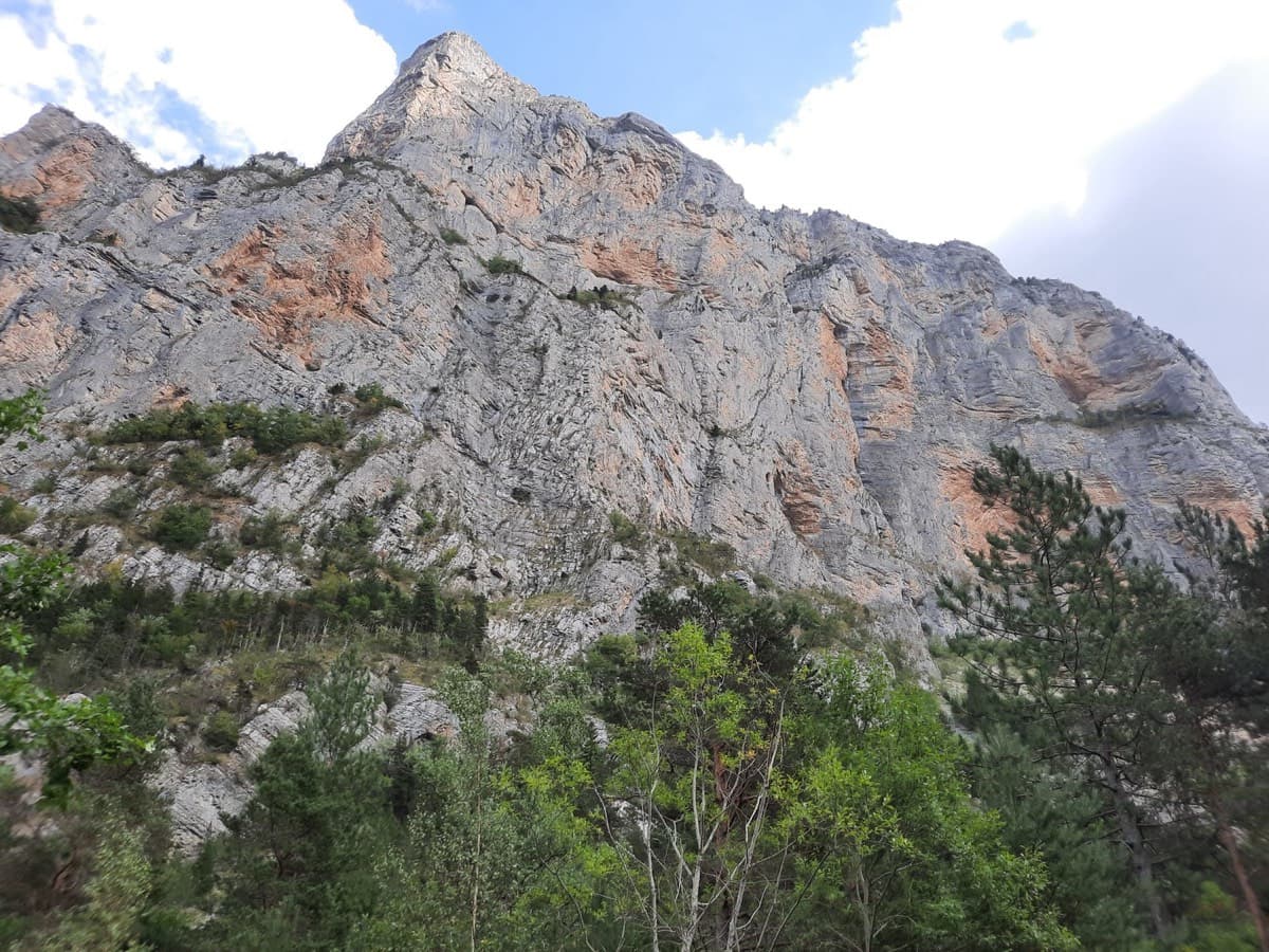 The wall seen from below near its foot (an August 2026 party's photo, titled 'Pied de la face').