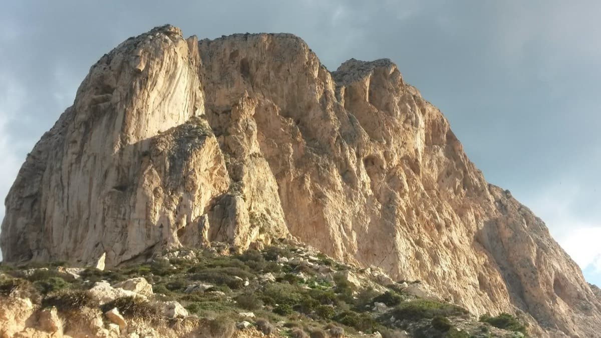 The south face of the Peñón de Ifach seen from the slope below it (December 2014); Mare Nostrum is on the right-hand part of this face.