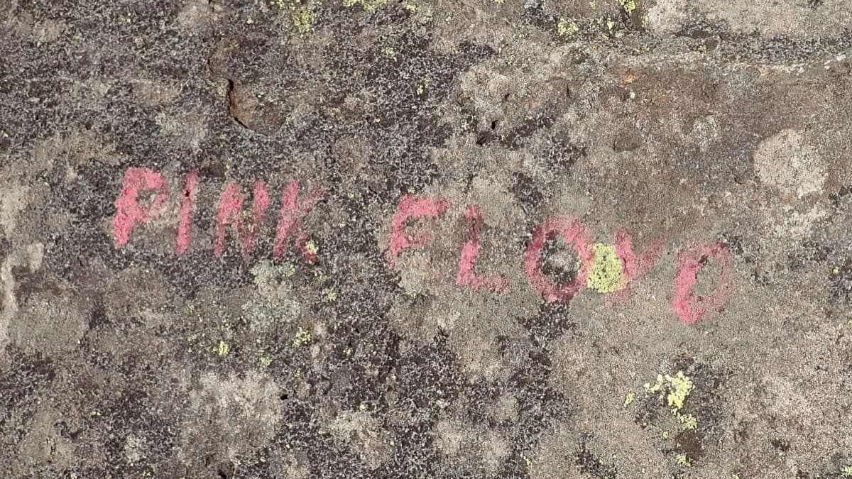 The name "Pink Floyd" painted in red on the rock at the start (August 2024).