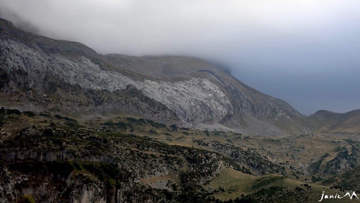 Early on the walk from Lizara: the south face of the Sierra de Bernera in the distance, with the curved band of strata (the 'parenthesis') that the route follows.