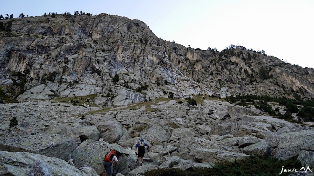 Below the wall (October 2018): the zone of big boulders you cross to reach the start, with the pipe running down the slope behind.