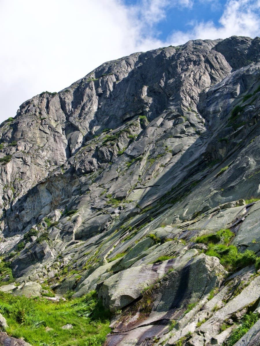 The Gelmerfluh from below: Sagittarius takes the centre of the face in this view.