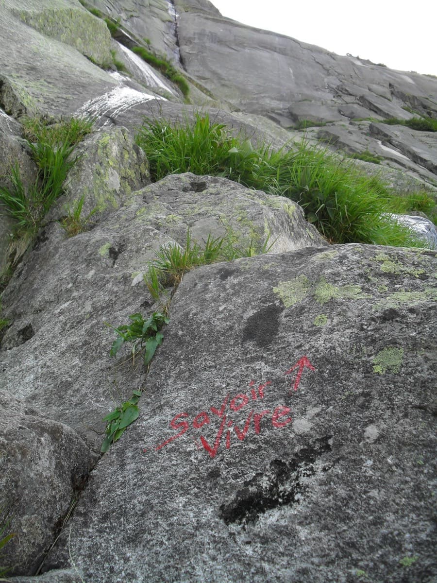 The start: 'Savoir Vivre' painted in red on a block, with the seeping stream just beside it.