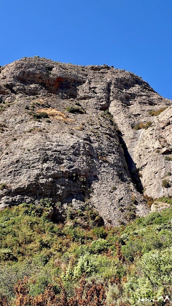 The spur immediately left of the deep crack, seen from below on the approach: Tierra de Naide starts at its foot.
