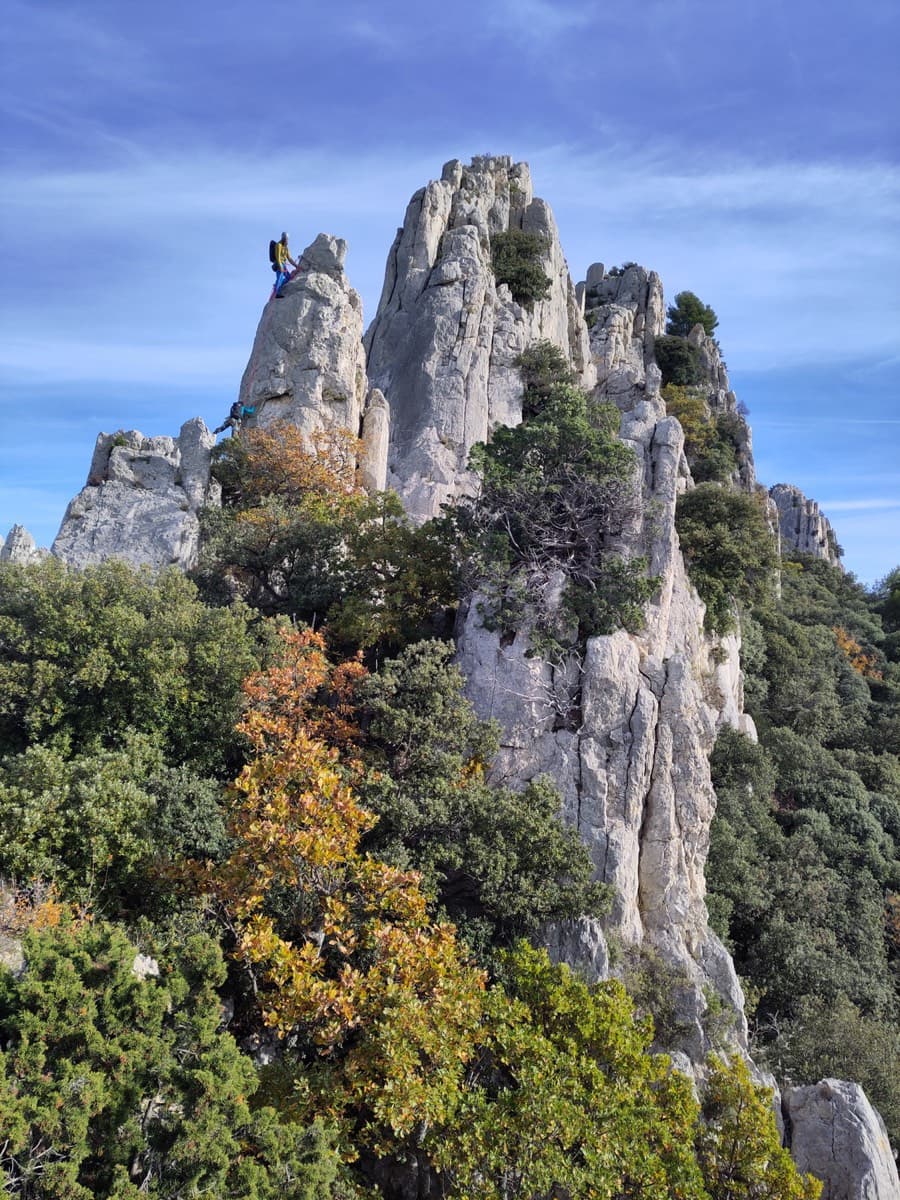 The pinnacles at the start of the traverse, photographed by a November 2025 party (their photo is titled 'Départ'); two climbers are on the first pinnacle.
