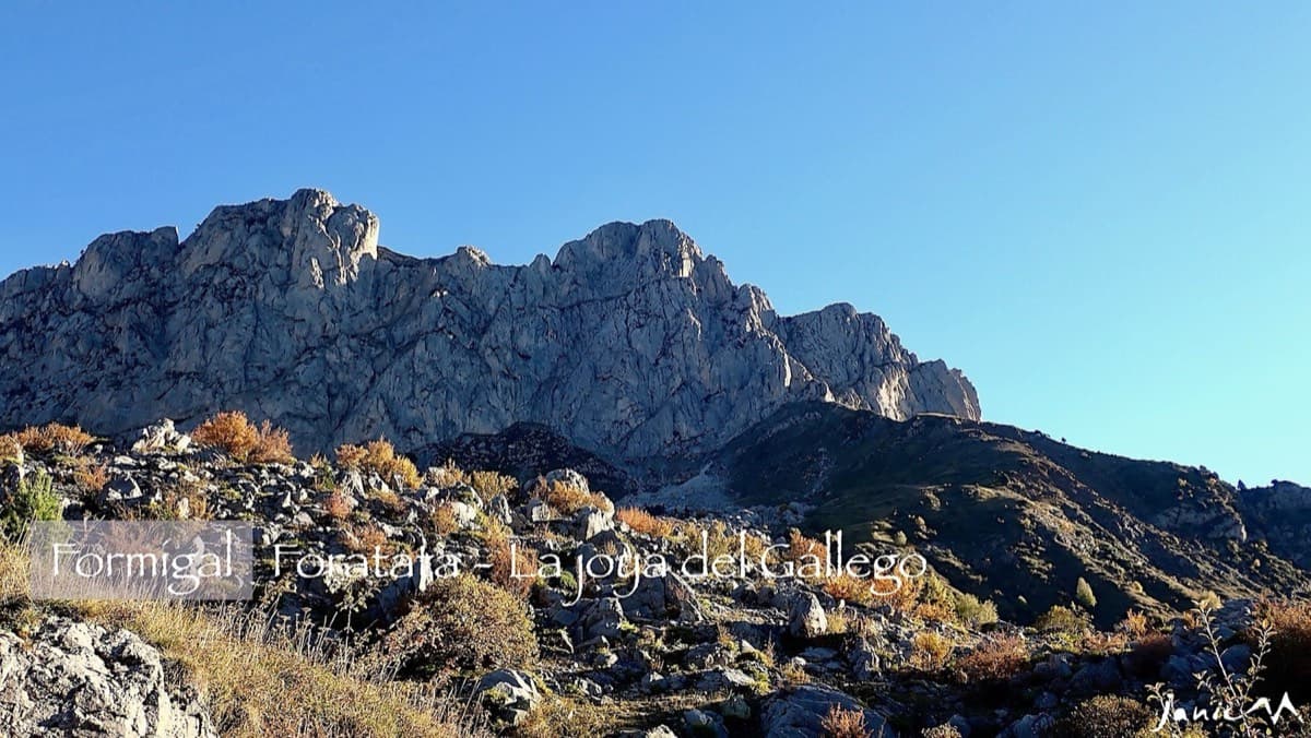 Peña Foratata seen from the Calle Foratata parking at the top of Formigal (October 2024, taken on a La Joya del Gállego day; Anzas uses the same walk-in).