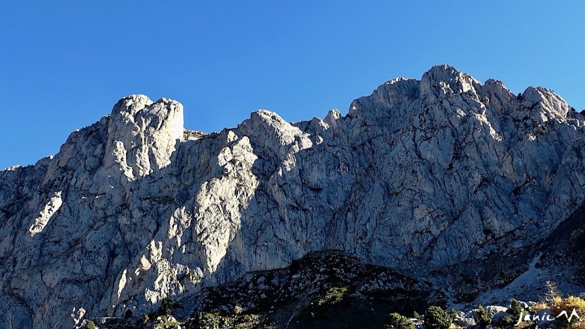 The walls of Peña Foratata from close up during the walk-in along the spur (October 2024, from a La Joya del Gállego outing on the shared approach).