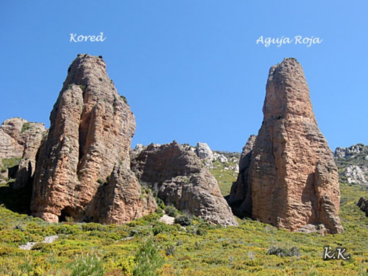 Mallo Cored (labelled 'Kored', left) and the Aguja Roja (right) seen from the scrubland below.