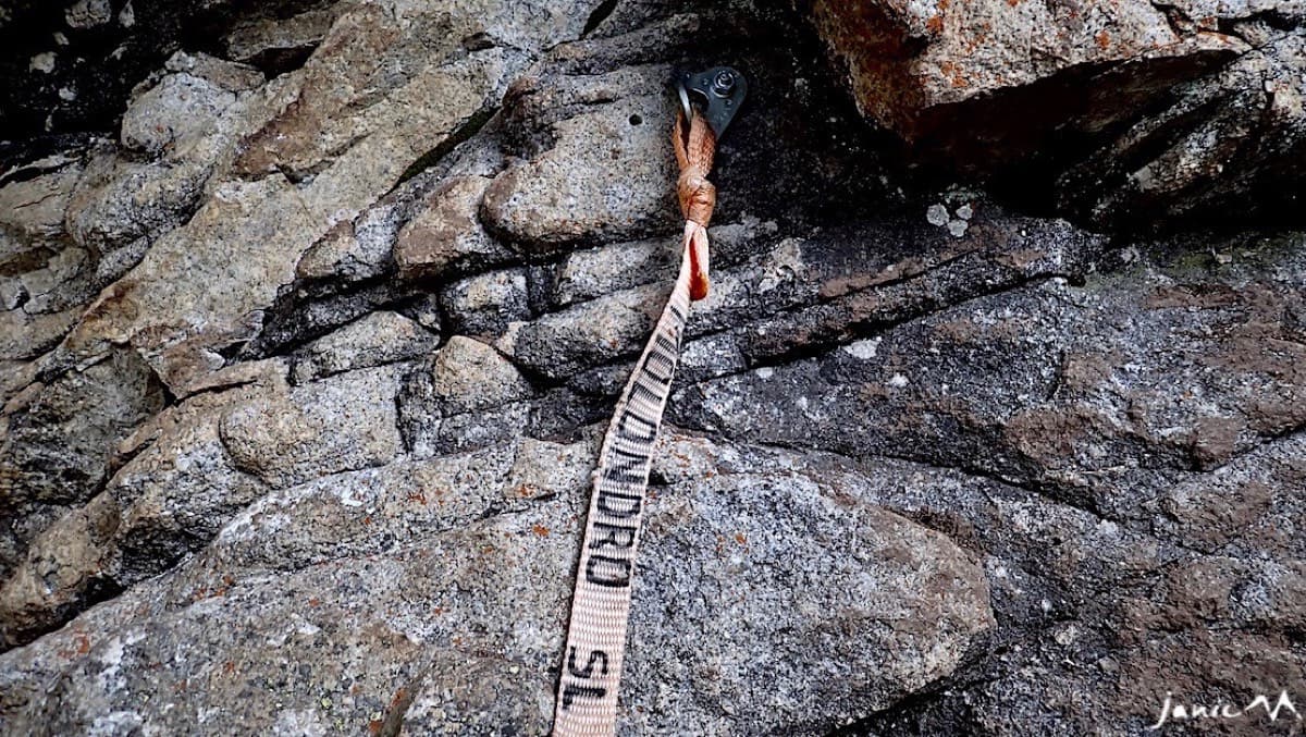 The first bolt carries a sling marked 'MOLONDRO SL' (SL for the equippers, Sendero Límite), which confirms you are at the right start (August 2021).