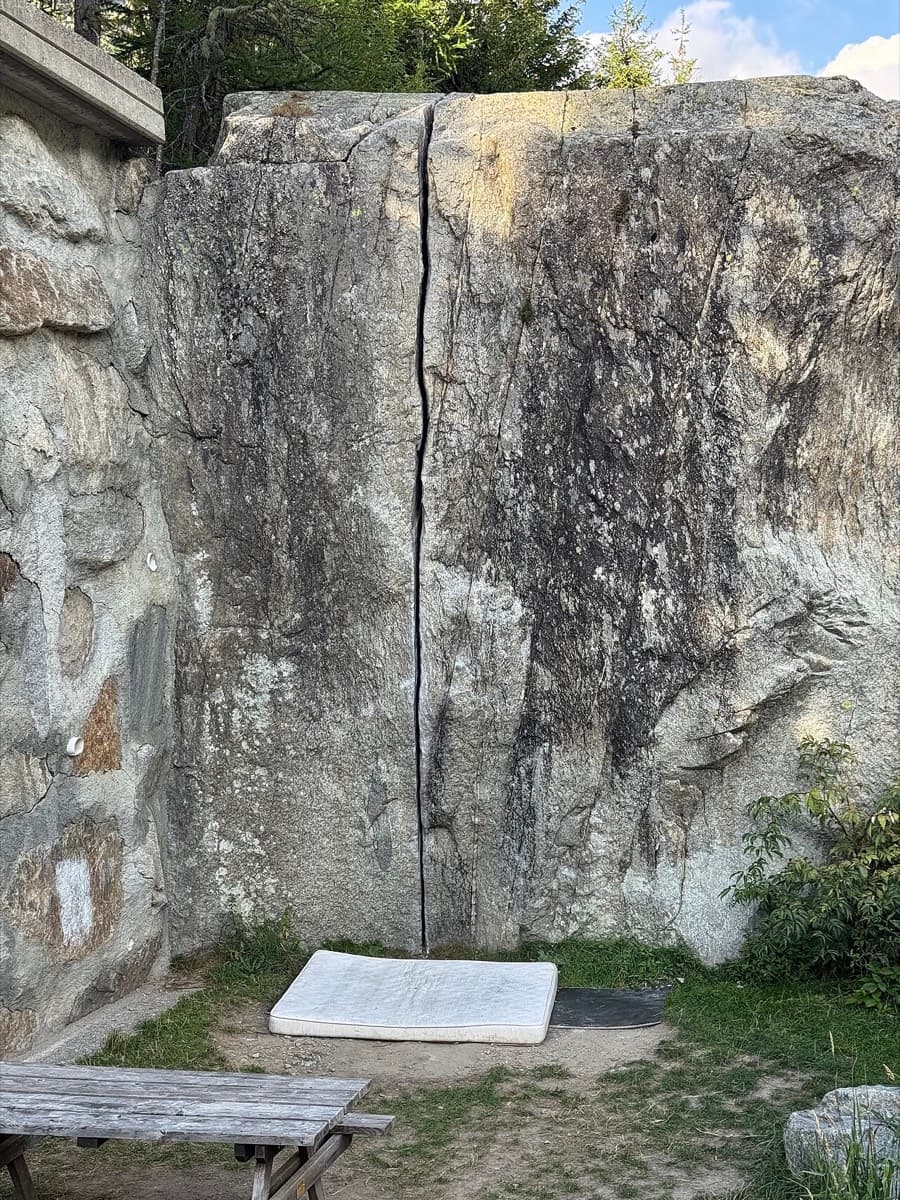 The Kosterlitz boulder with its splitter crack, the landmark you pass on the road just before the car park at Camping La Peschera.