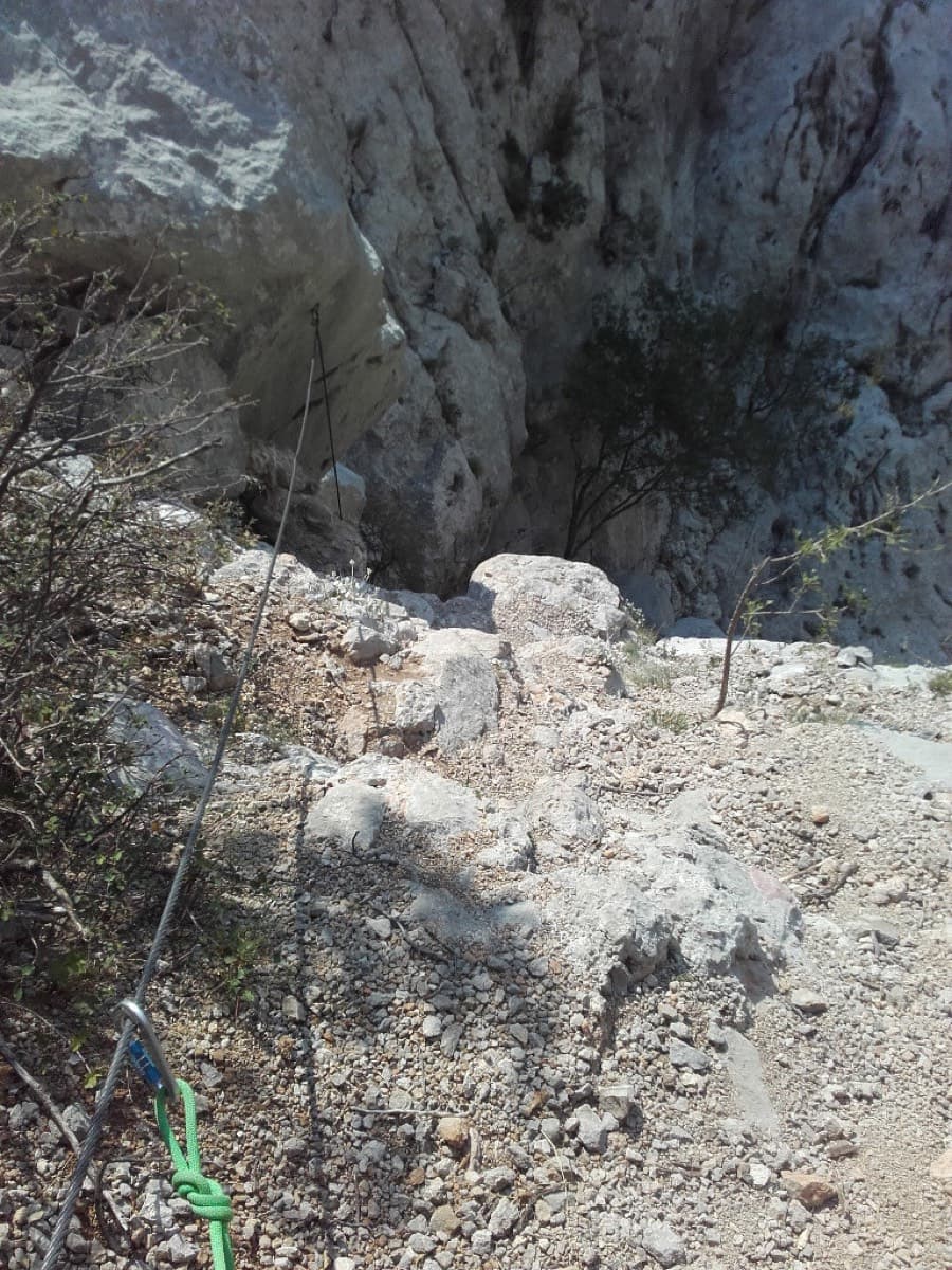 The steel cable on the rock step, seen from above (photographer's title: "descent and cabled part"). You climb this section on the way in and come back down it.