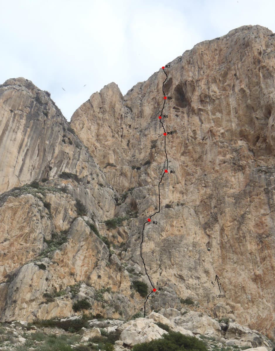 Photo-topo of Costa Blanca on the south face of the Peñón de Ifach, with belays R1 to R7 marked.