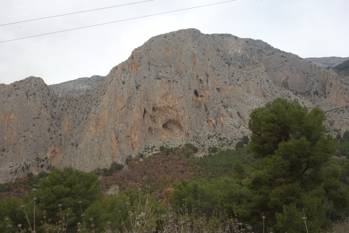 The Frontales face at El Chorro seen from a distance. Mal de Ojo starts to the right of the big Poema de Roca cave.