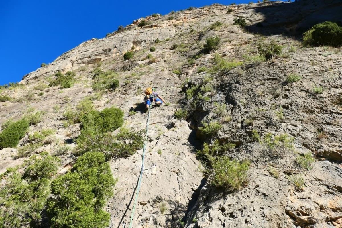 A leader on the first pitch of Monsieur at the Los Calpes sector, Montanejos.