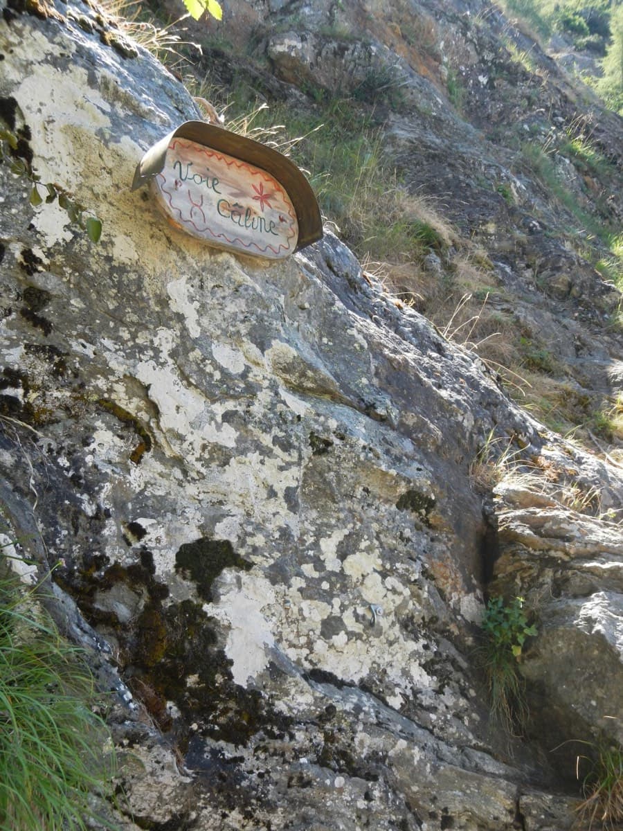 The painted sign marking the start of the Voie Câline on the Rocher des Mottets