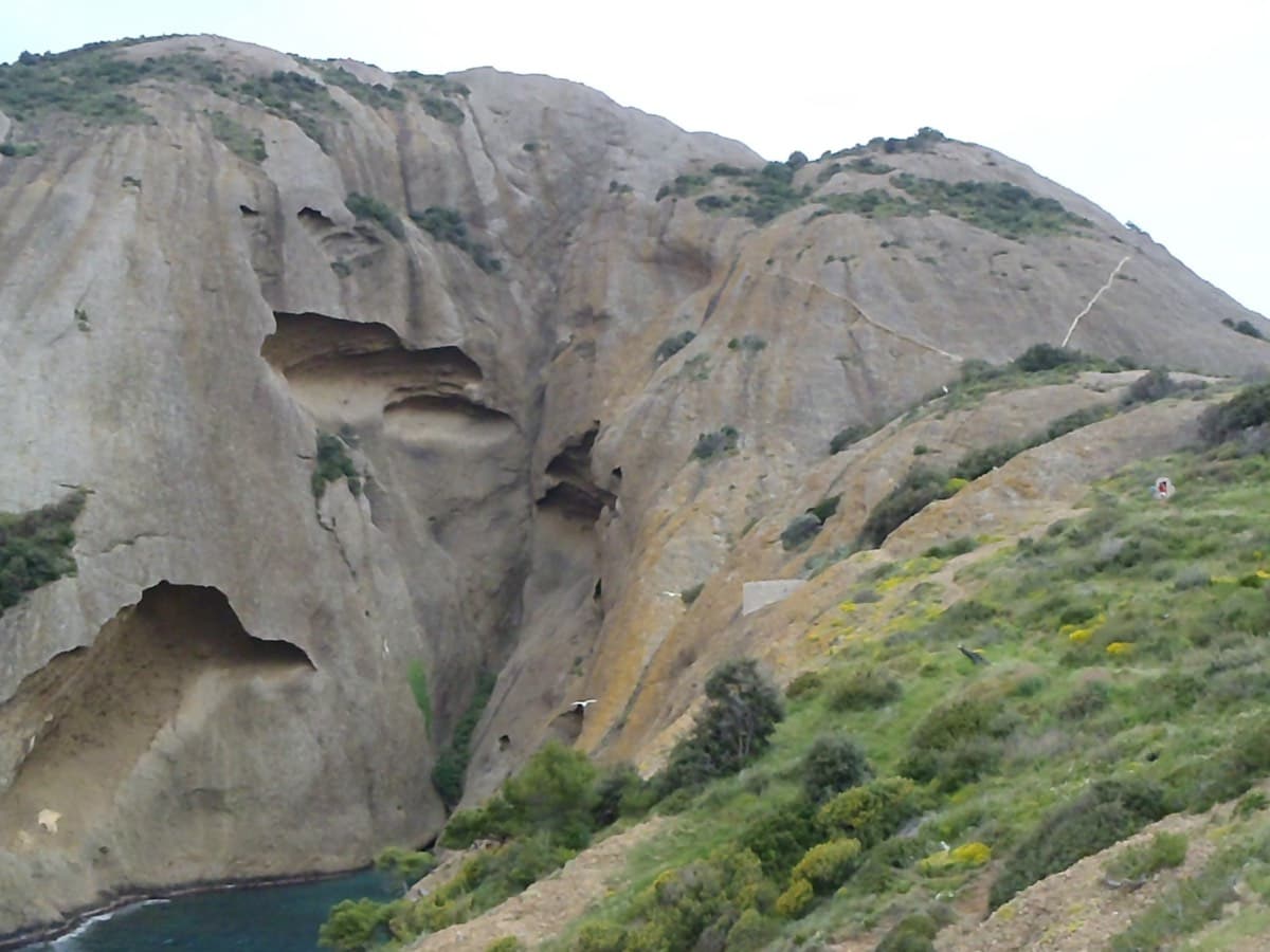 The Bec de l'Aigle above the Anse du Sec, La Ciotat; L'Atelier Bleu follows the runnel in the centre
