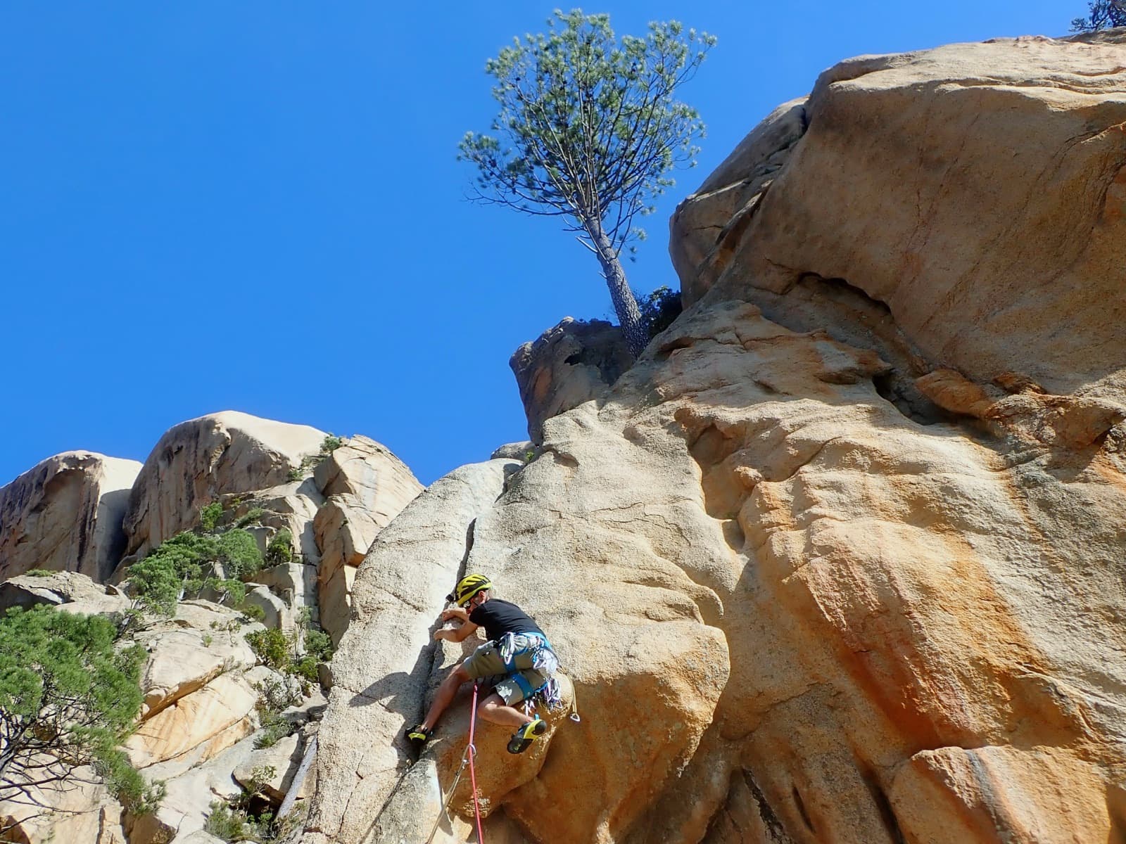 A climber on the second pitch of Acqua in bocca, Teghie Lisce.
