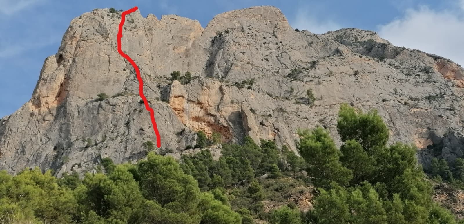 Photo-topo: the line of Chica Sputnik drawn in red on the Cabeçó d'Or.