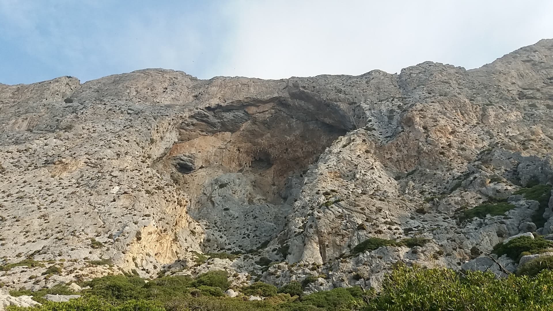 The Crescendo cave on the south face of Telendos; Eterna climbs the wall to its left.