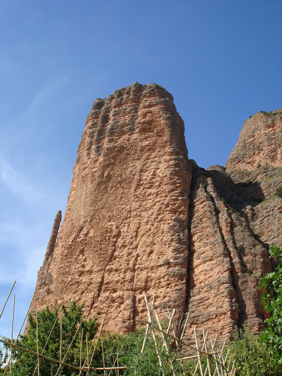 Mallo Pisón towering over the edge of Riglos village, with the tip of El Puro just showing on its left flank.