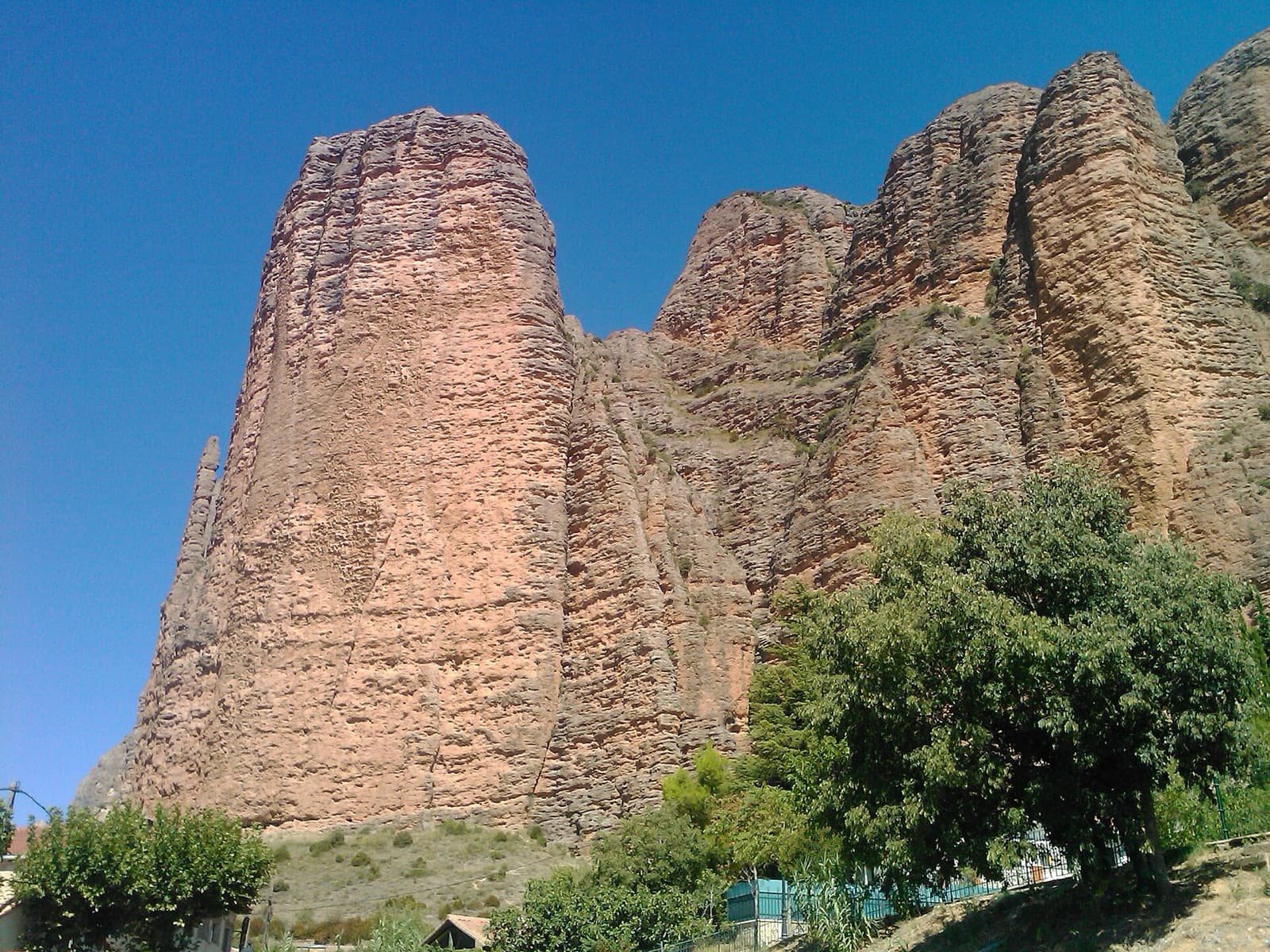Mallo Pisón from the village of Riglos, with the wall of the Pisón massif continuing to the right.