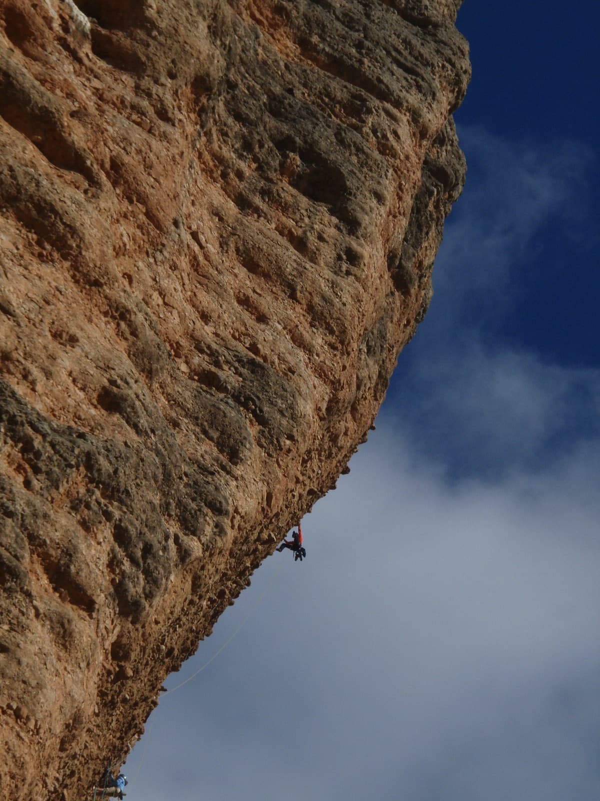 A climber on the overhanging upper wall of La Visera on La Fiesta de los Bíceps.