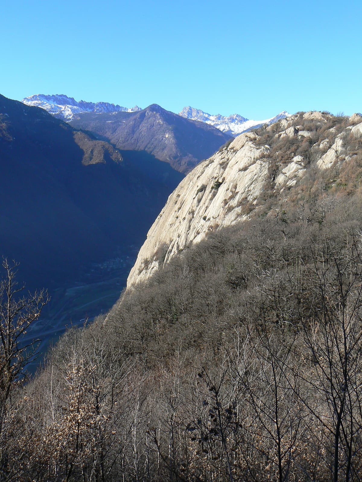 The upper part of the Paretone di Arnad (Corma di Machaby), a dome of pale gneiss slabs above the Dora Baltea valley, seen in profile from the old military road above Machaby.