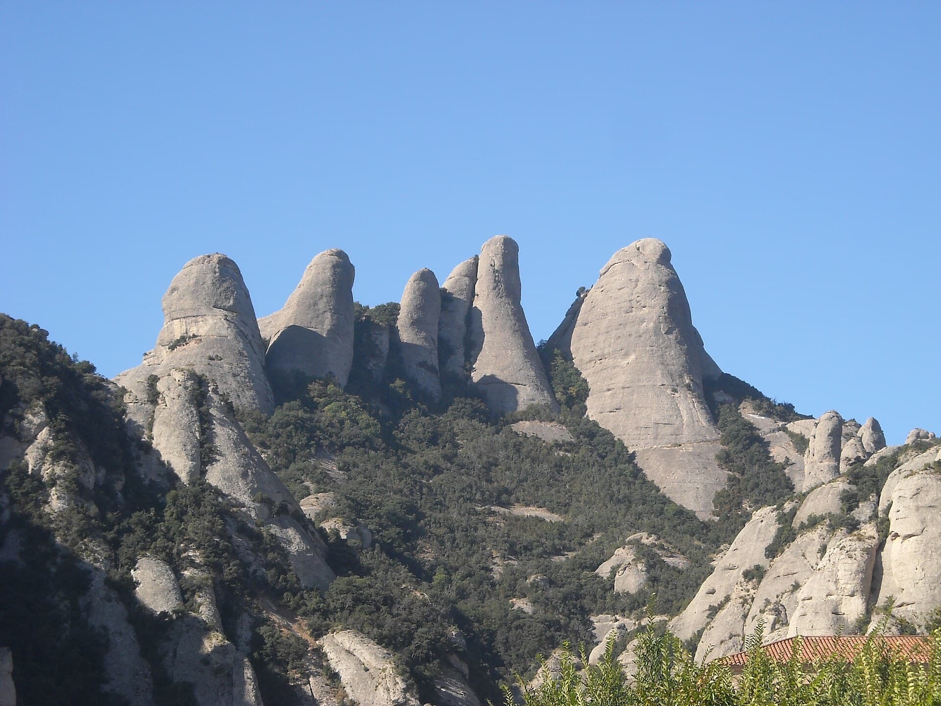 The Gorros of Montserrat from the monastery side: left to right the Gorra Marinera, the Magdalenes and the Gorra Frígia. Via Sargantanes climbs the Gorra Marinera, the left-hand tower.