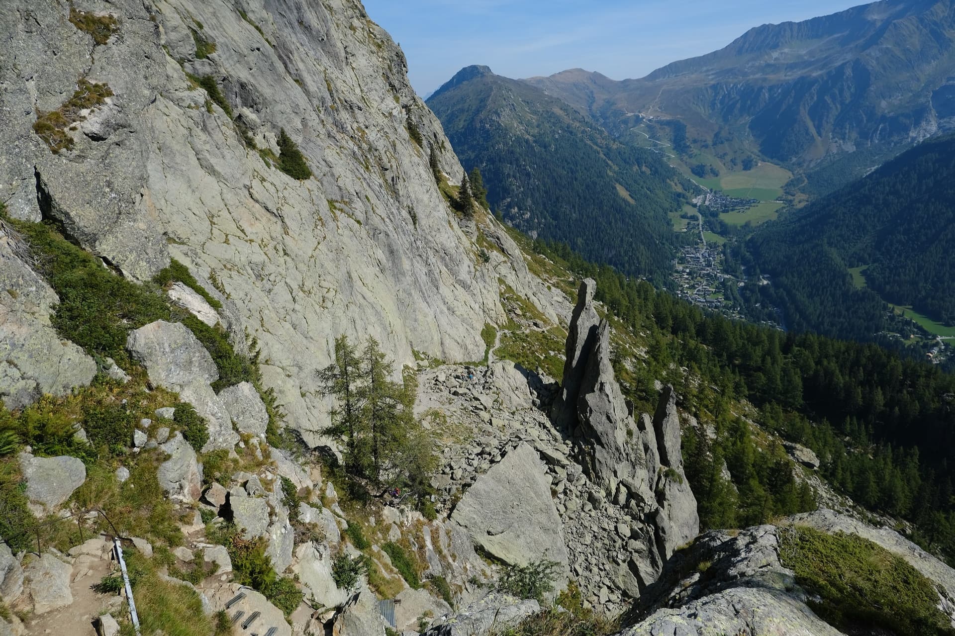 The gneiss slabs of Les Chéserys beside the Lac Blanc path, with the pinnacle of the Aiguillette d'Argentière and the village of Argentière below; the Voie Jaune is on these slabs, its exact position is not marked.