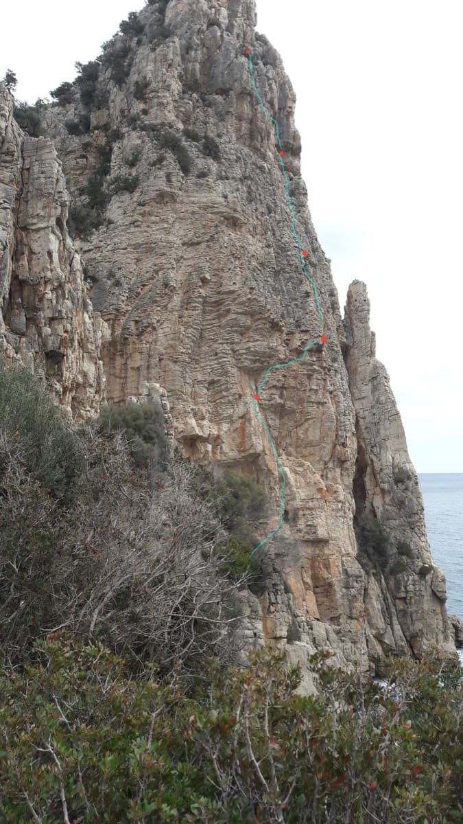 The south-east face of Pedra Longa with the line of Cromosomi Corsari and its belays marked