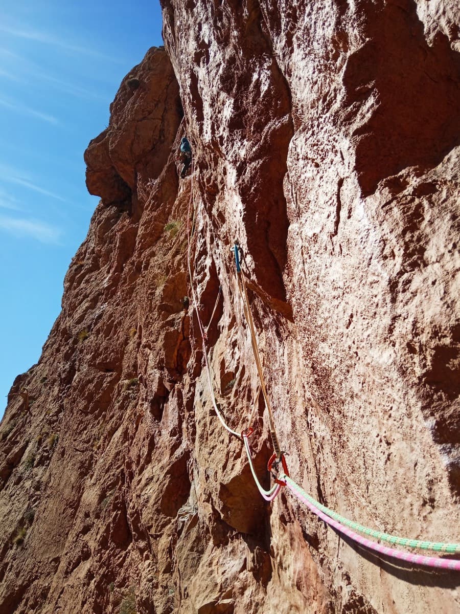 A party on the steep red rock of L'allumeur de rêves berbères, Timrazine