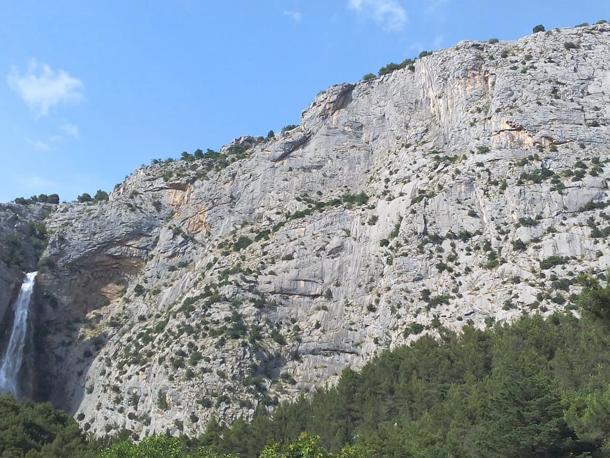 The Ilinac wall above the Cetina near Omiš