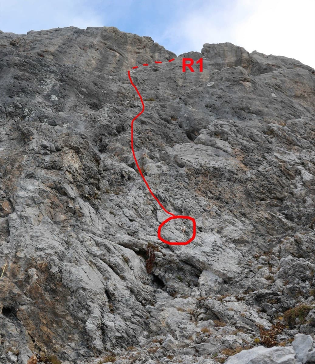 Start of Le sirop pour machin on the Pointe Percée, with the first pitch to belay R1 drawn in red