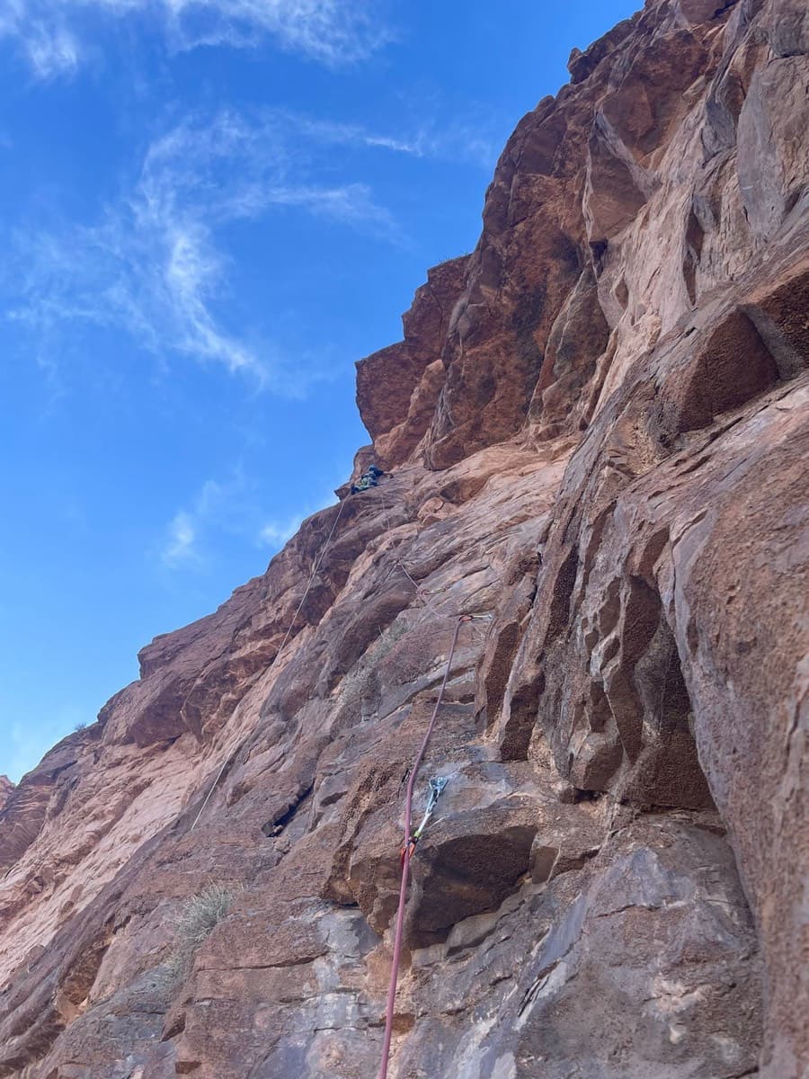 Climber on pitch 3 of Allah bri des toits, Amellago