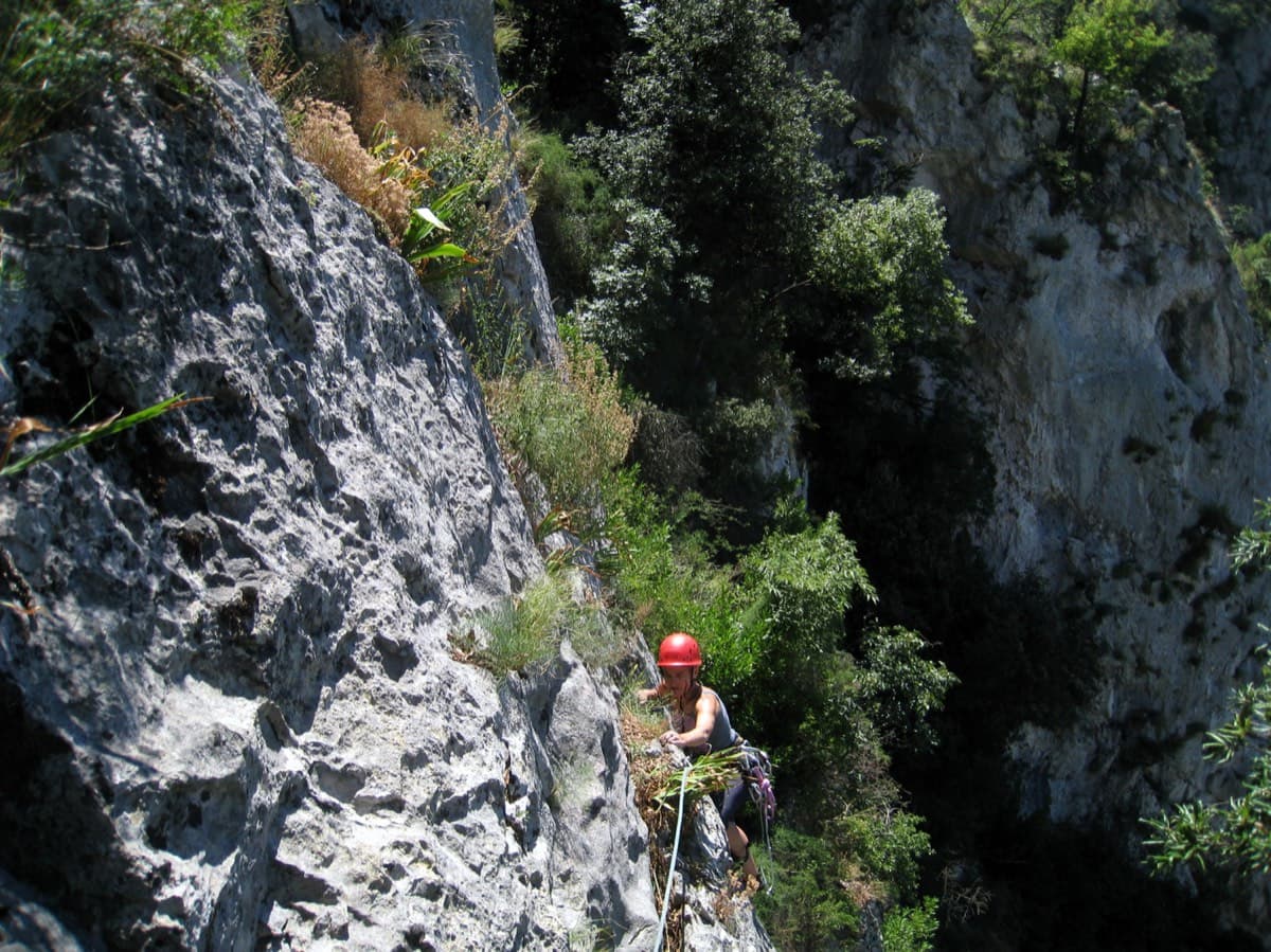 Climber finishing the third pitch of Medo, Velika stena, Osp