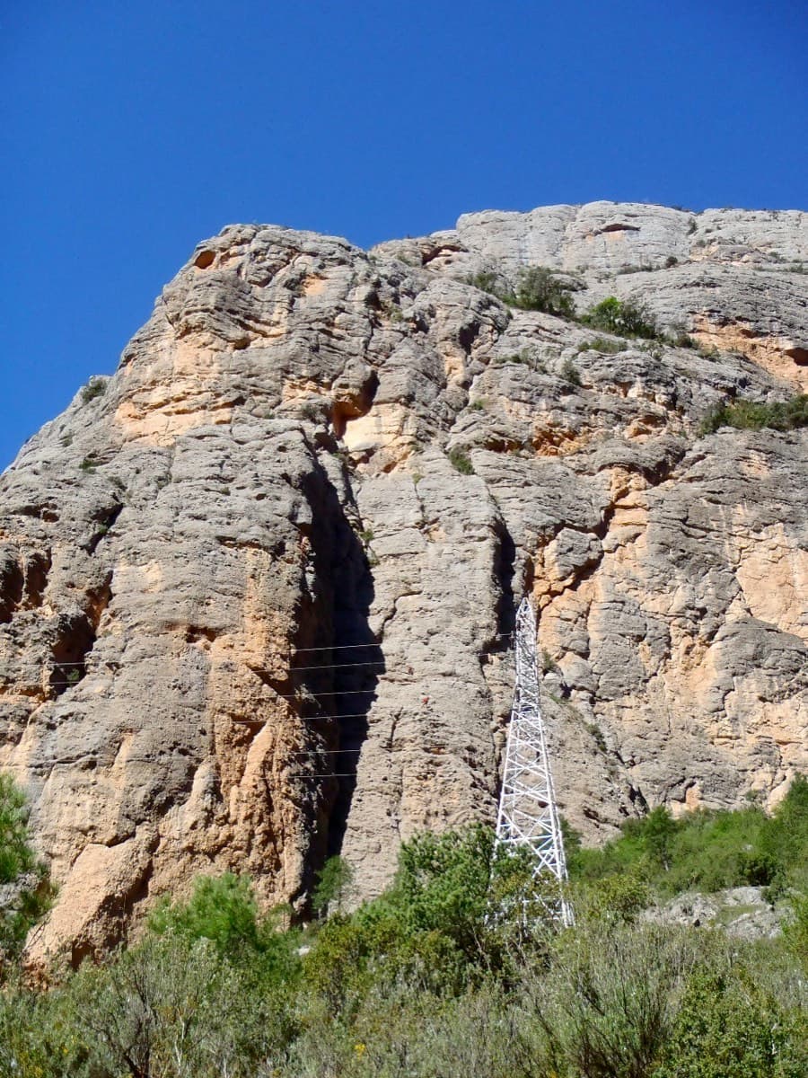 Paret del Pessó, Collegats: Tanger starts between the shaded corner and the pylon