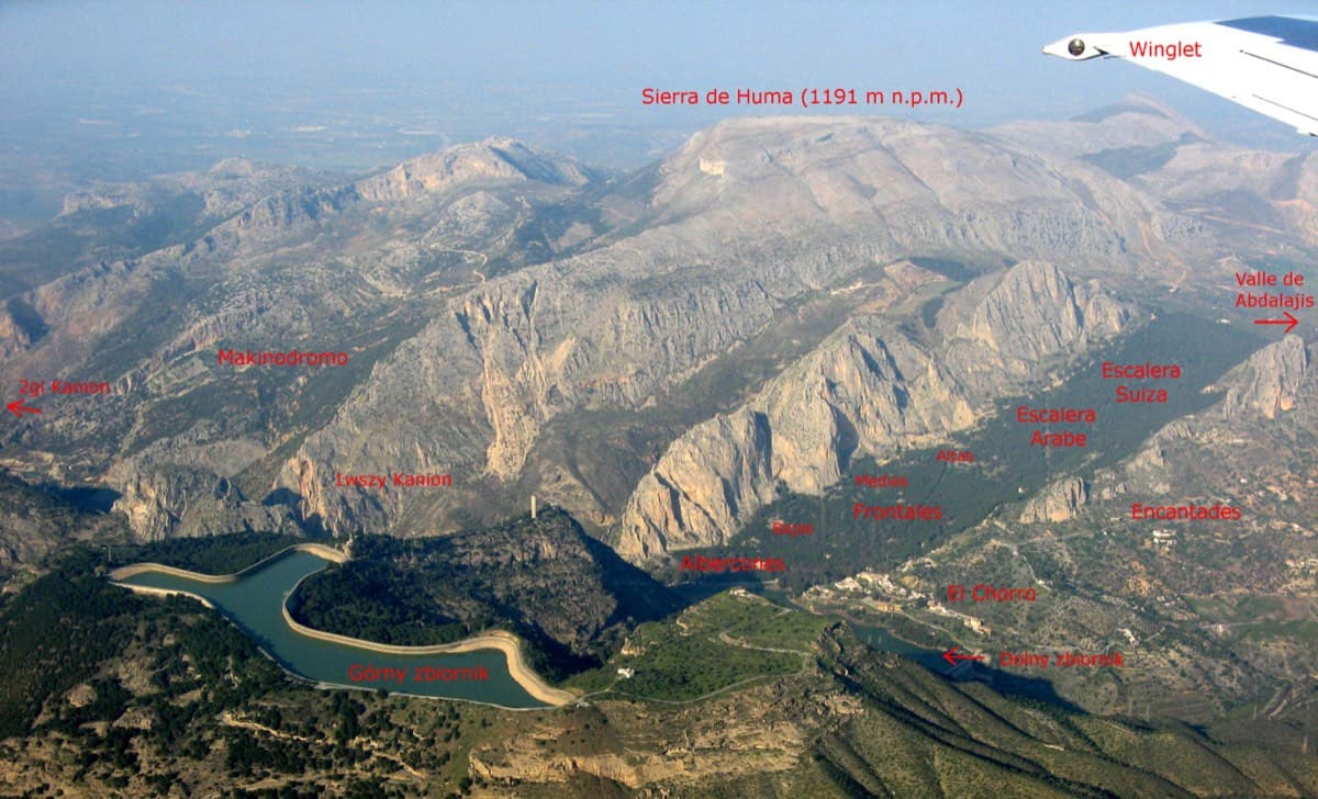 Annotated aerial view of El Chorro showing Frontales, Escalera Árabe and Escalera Suiza (labels in Polish)