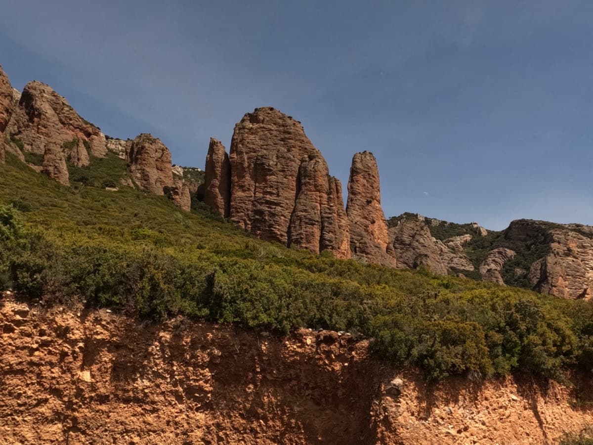 Mallo Cored (centre) with the Aguja Roja to its right, Riglos