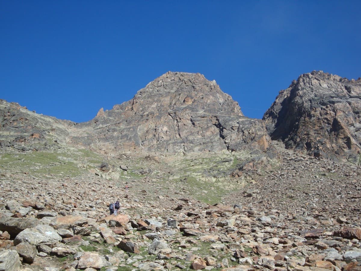 The south face of the Jegihorn seen from the approach path; Alpendurst climbs the middle of the face to the summit