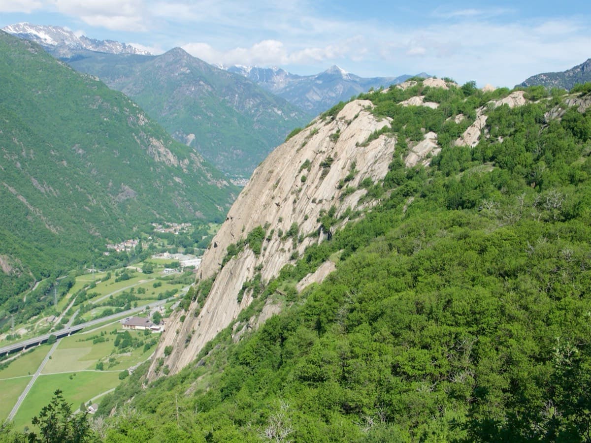 The Paretone di Arnad (Corma di Machaby) above the Dora Baltea valley, seen from the path to the Pilastro Lomasti